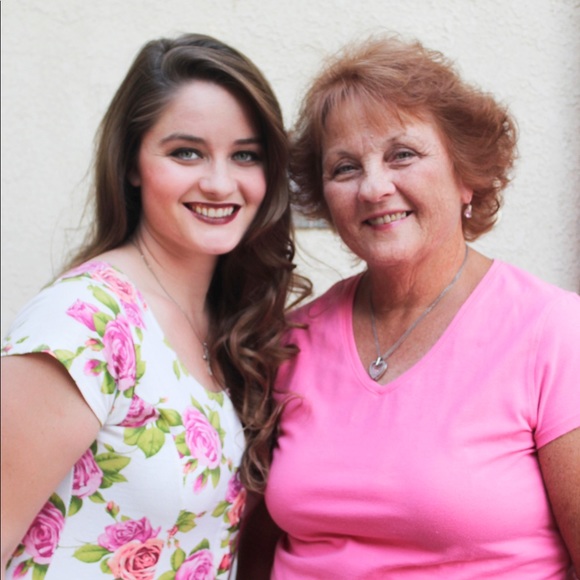 Meet your Posher’s, Carol Lea & Mackenzie Lea🌺 - Picture 1 of 4